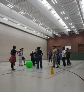 Moveup startet am Rhein-Maas-Berufskolleg Kempen: 32 IFK-Schülerinnen und -Schüler trainieren Fitness, Balance und Stressabbau